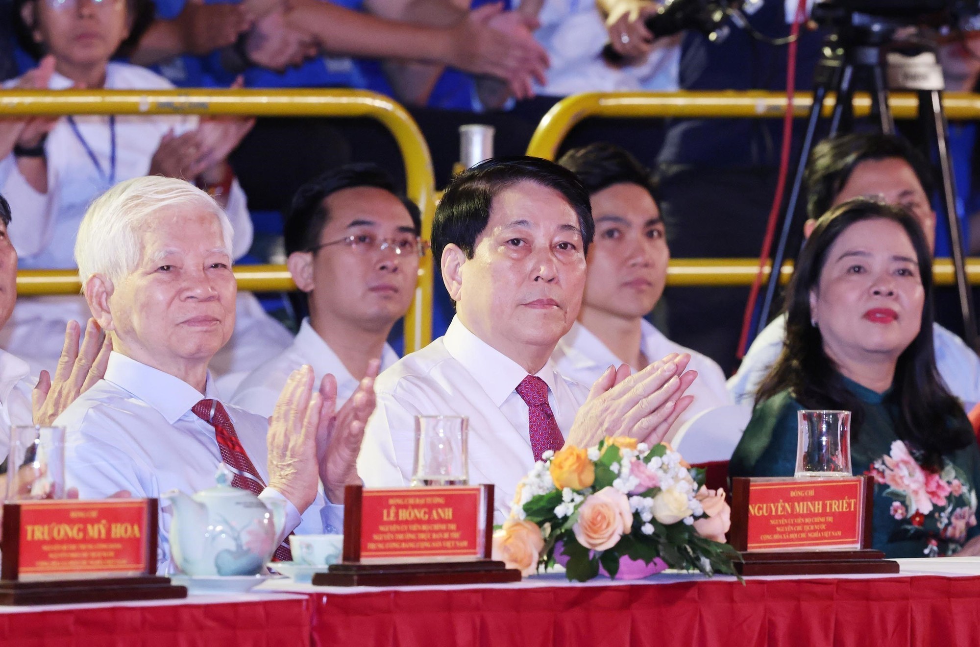 Chủ tịch nước Lương Cường và các đồng chí lãnh đạo, nguyên lãnh đạo Đảng, Nhà nước dự cầu truyền hình “Hai tay xây dựng một sơn hà” tại điểm cầu Bến Nhà Rồng, Thành phố Hồ Chí Minh. (Ảnh: Lâm Khánh/TTXVN)