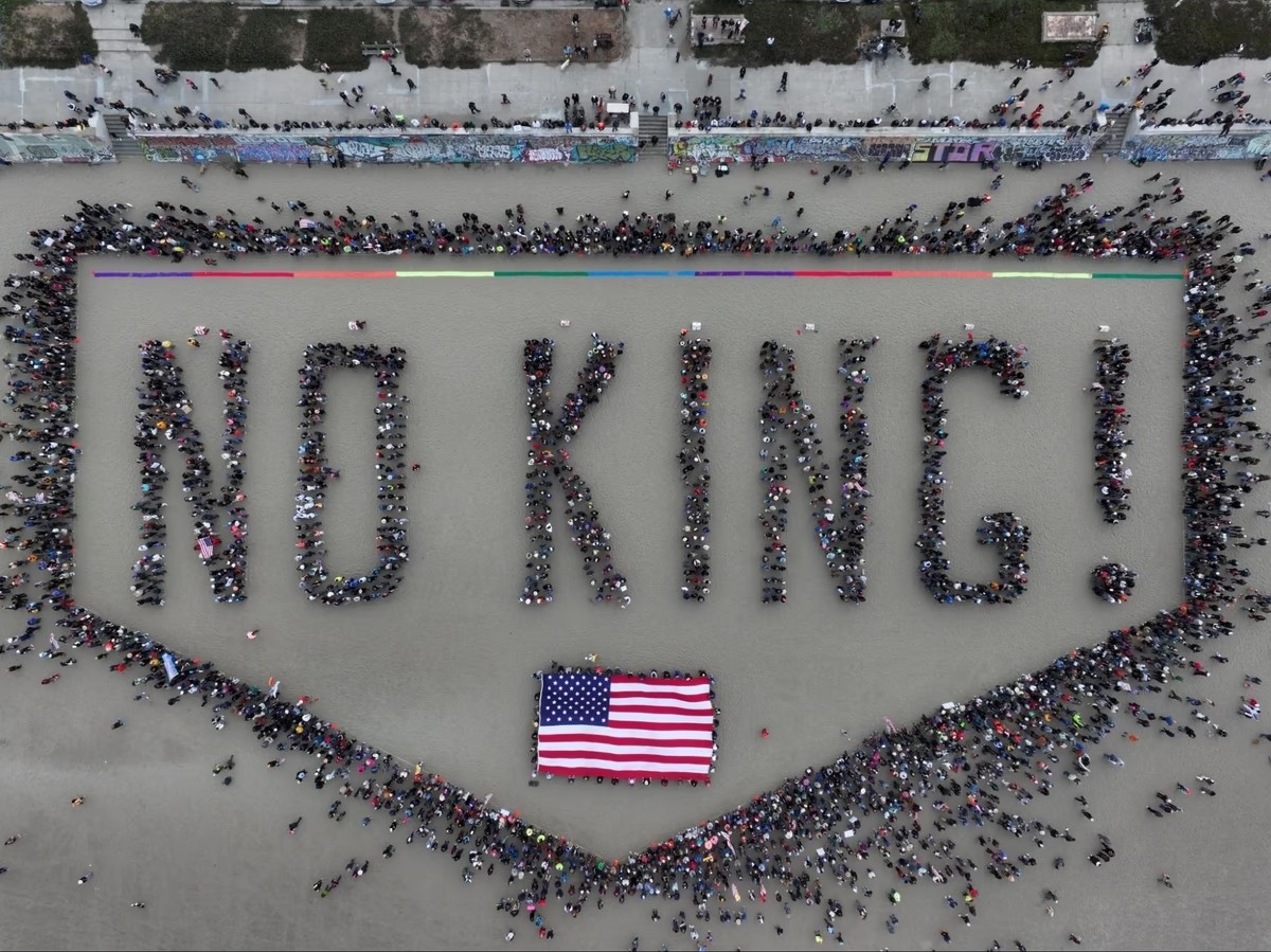 Người biểu tình phản đối ông Trump ngày 14/6.