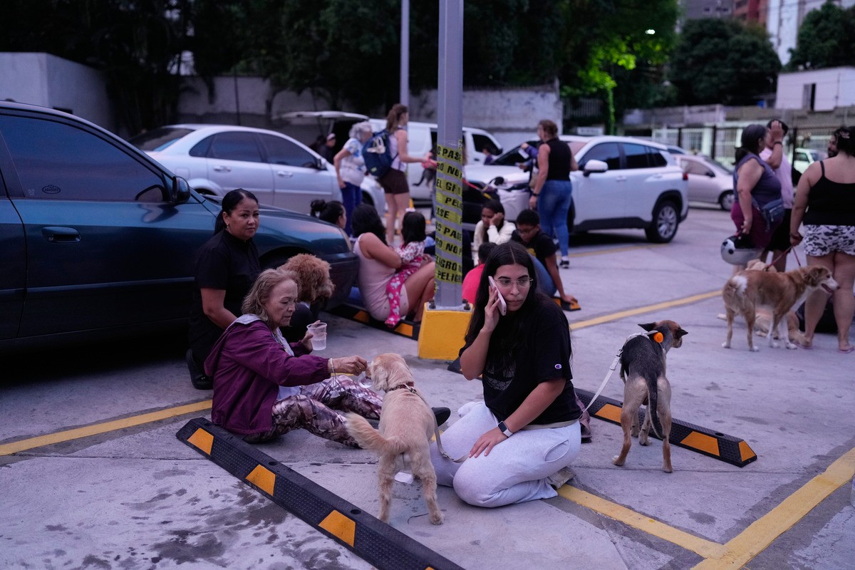Người dân ở thủ đô Caracas rời khỏi các tòa nhà và chờ đợi bên ngoài.