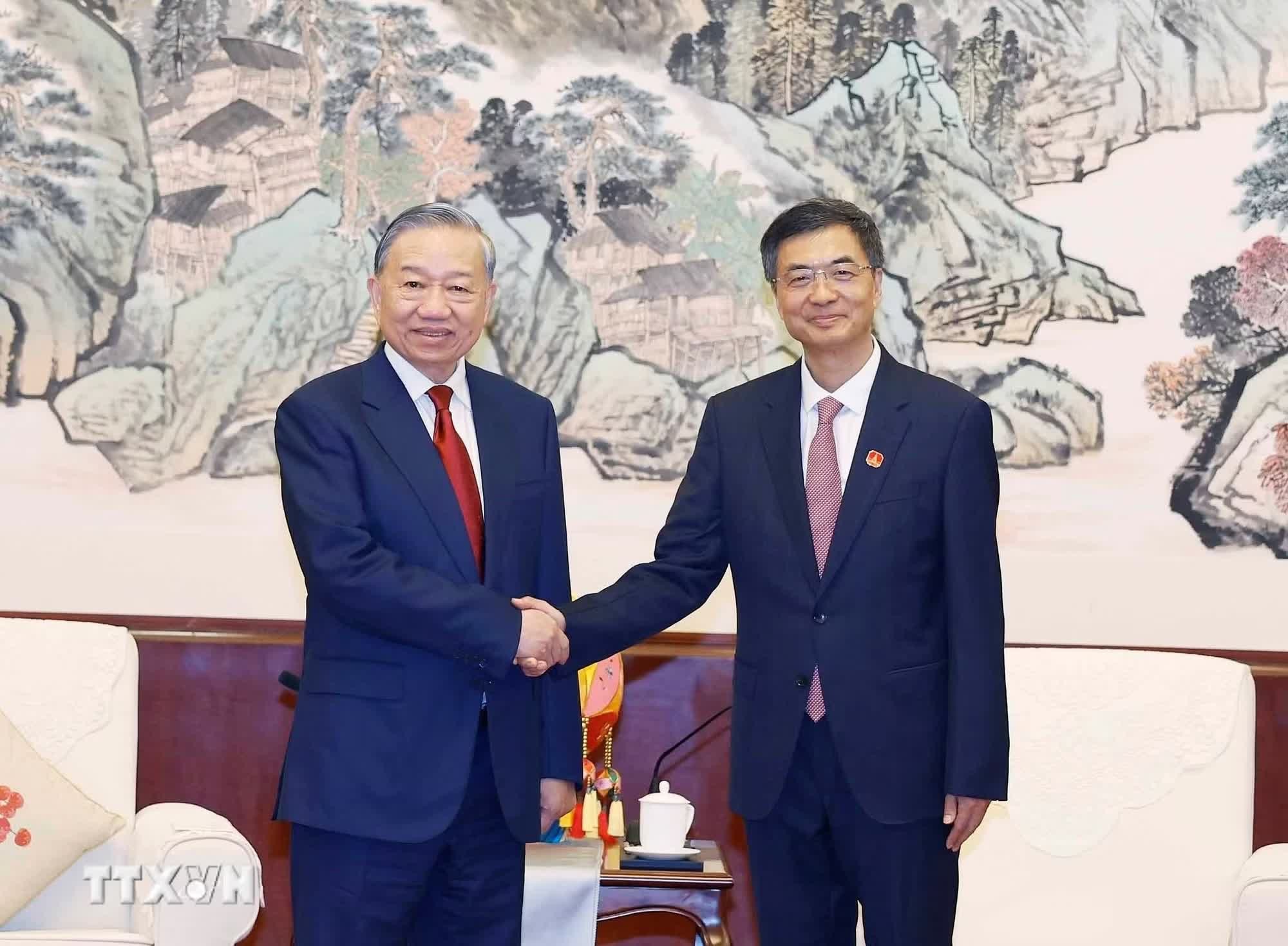 Tổng Bí thư, Chủ tịch nước Tô Lâm hội kiến đồng chí Trần Cương, Ủy viên Trung ương Đảng, Bí thư khu ủy Khu tự trị dân tộc Choang Quảng Tây. (Ảnh: Thống Nhất/TTXVN)
