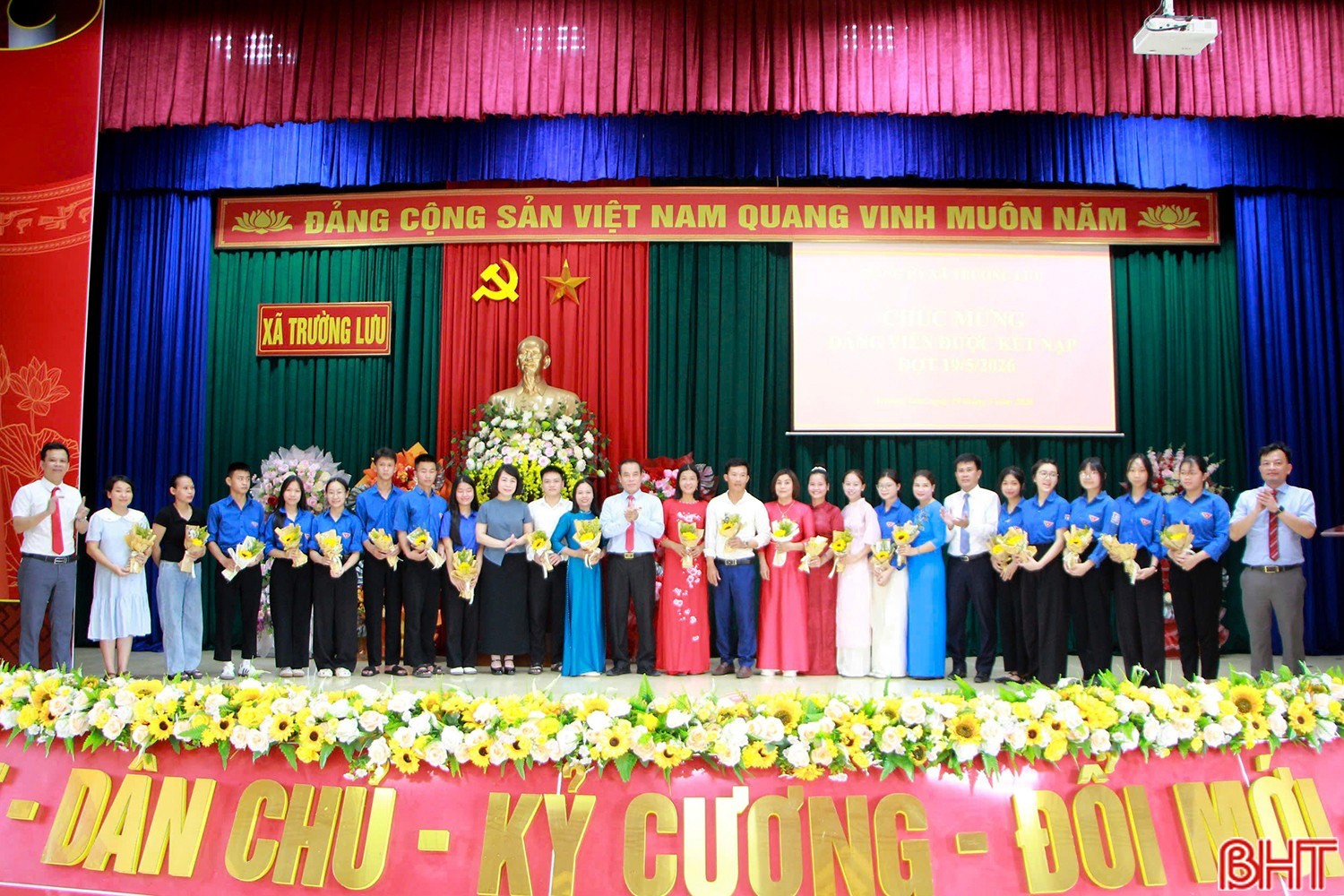 Đảng ủy xã Trường Lưu tặng hoa chúc mừng 22 quần chúng ưu tú vừa được kết nạp vào Đảng.