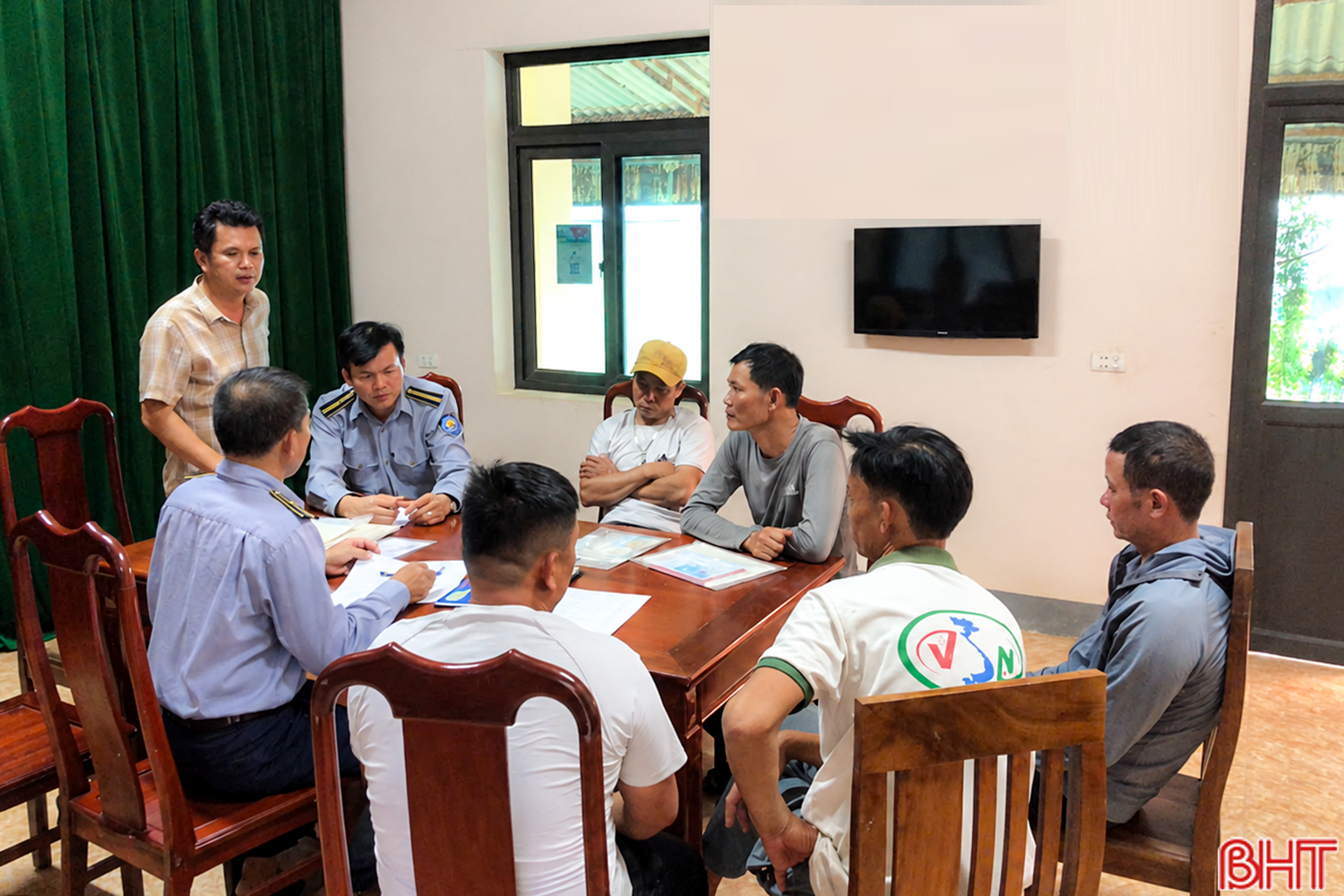 cuoc-hop-trong-phong-hoi-nghi.png