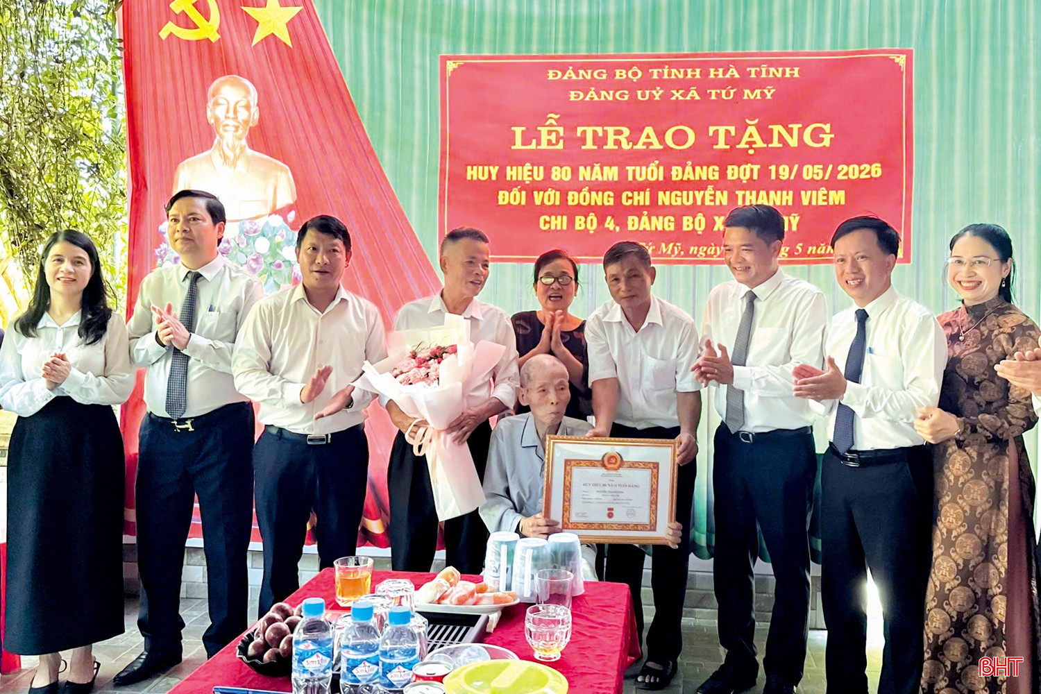 Lễ trao tặng huy hiệu Đảng được tổ chức tại nhà riêng của đảng viên Nguyễn Thanh Viêm ở xã Tứ Mỹ.
