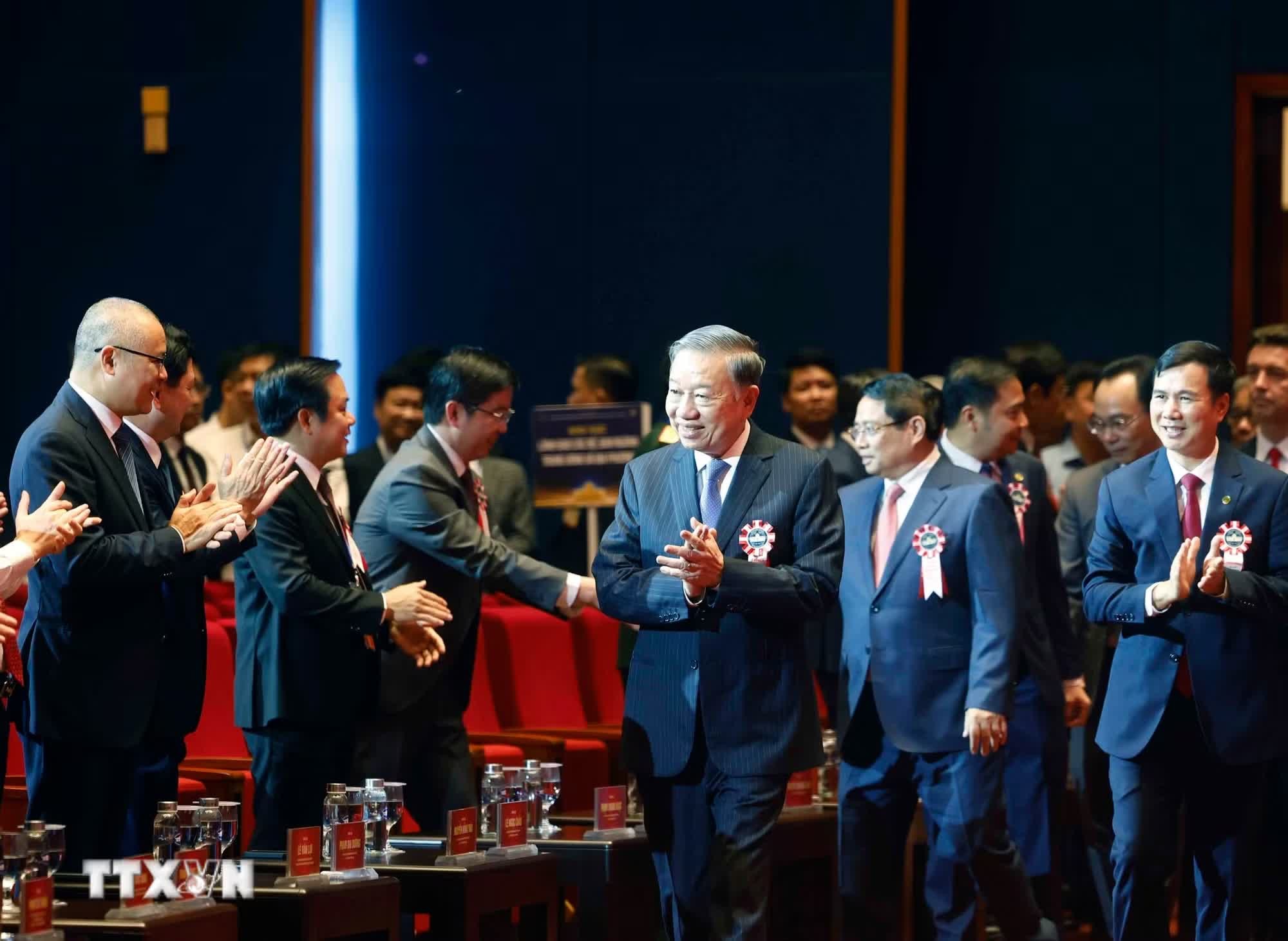 Tổng Bí thư, Chủ tịch nước Tô Lâm và các đại biểu dự lễ kỷ niệm 120 năm ngày truyền thống Đại học Quốc gia Hà Nội. (Ảnh: Thống Nhất/TTXVN)