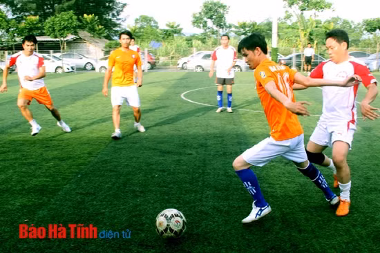 Trận chung kết giữa đội bóng Báo Hà Tĩnh và PA83 diễn ra khá hấp dẫn Không khí các trận đấu bán kết và chung kết