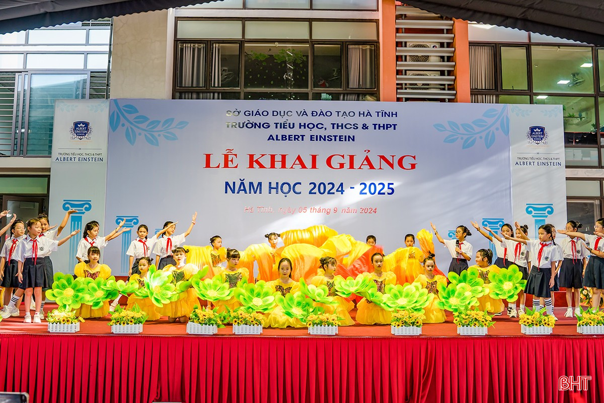 Tiết mục văn nghệ chào năm học mới của học sinh nhà trường.