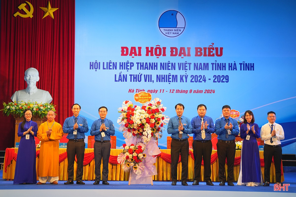 Lãnh đạo Trung ương Đoàn, Trung ương Hội LHTN tặng hoa chúc mừng đại hội.