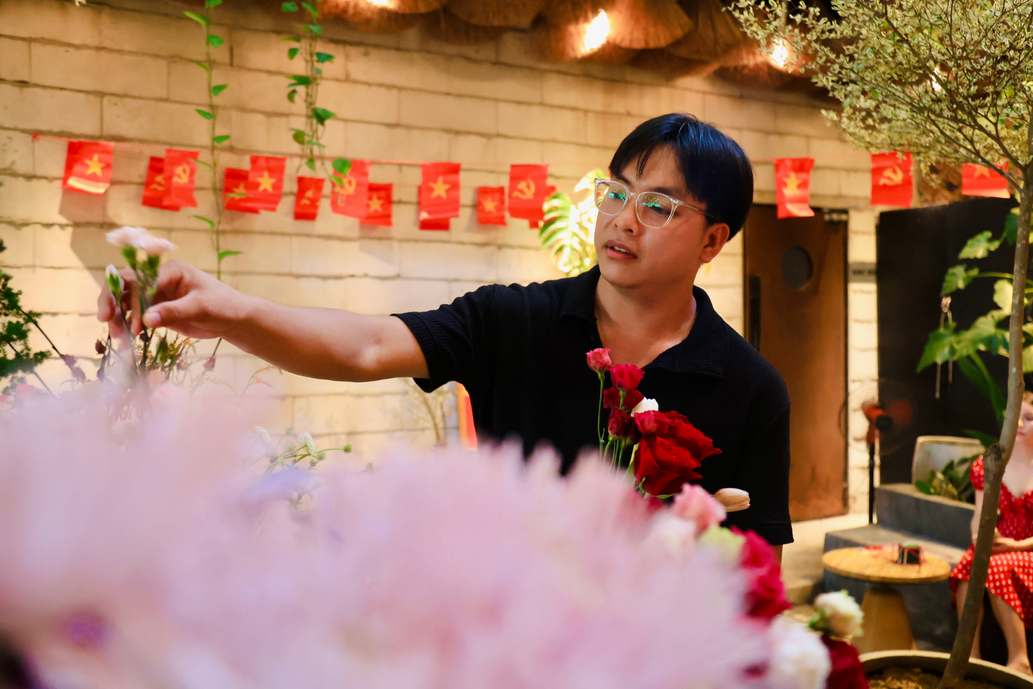 Tôi kể chuyện từ những bông hoa