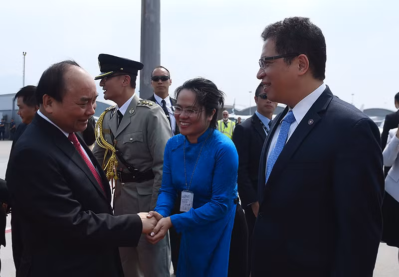 Nhân viên Đại sứ quán Việt Nam tại Trung Quốc tiễn Thủ tướng và đoàn đại biểu cấp cao Việt Nam về nước kết thúc tốt đẹp chuyến thăm chính thức Trung Quốc. Ảnh: VGP/Quang Hiếu thu tuong nguyen xuan phuc ket thuc tot dep chuyen tham chinh thuc trung quoc
