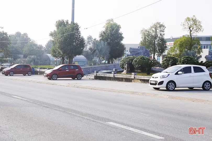 Xe tùy tiện đón, trả khách trước khu vực tượng đài Xô Viết Nghệ Tĩnh