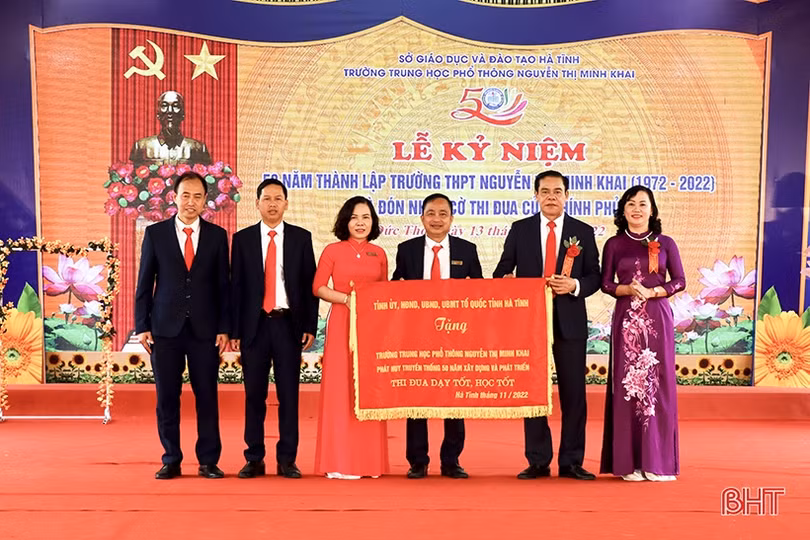 Lãnh đạo tỉnh Hà Tĩnh dự lễ kỷ niệm thành lập các trường THPT