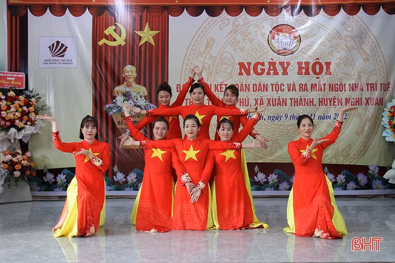 Trưởng ban Tổ chức Tỉnh ủy chung vui ngày hội đại đoàn kết ở Nghi Xuân