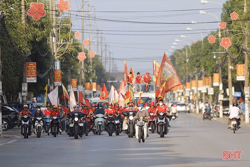 Hàng nghìn cổ động viên phủ đỏ sân Hà Tĩnh, tiếp lửa cho đội nhà