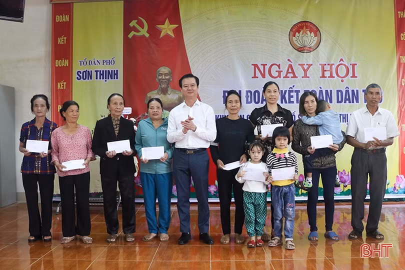 Phó Chủ tịch UBND tỉnh Trần Báu Hà chung vui Ngày hội Đại đoàn kết tại Can Lộc