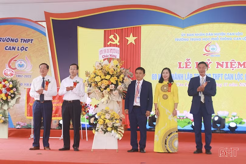 Lãnh đạo tỉnh Hà Tĩnh dự lễ kỷ niệm thành lập các trường THPT