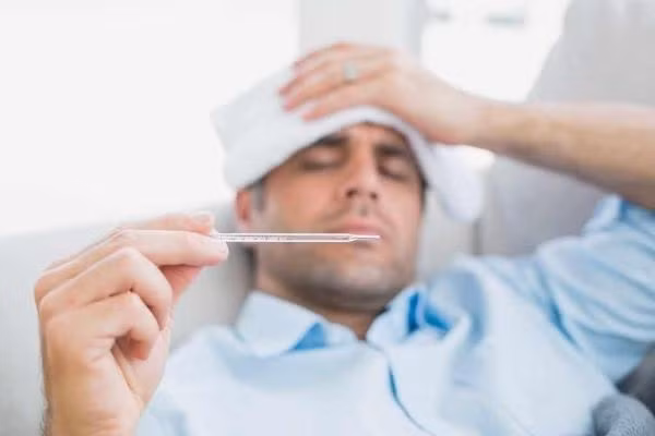 Sốt cao ở người lớn có nguy hiểm không? Xử trí thế nào?