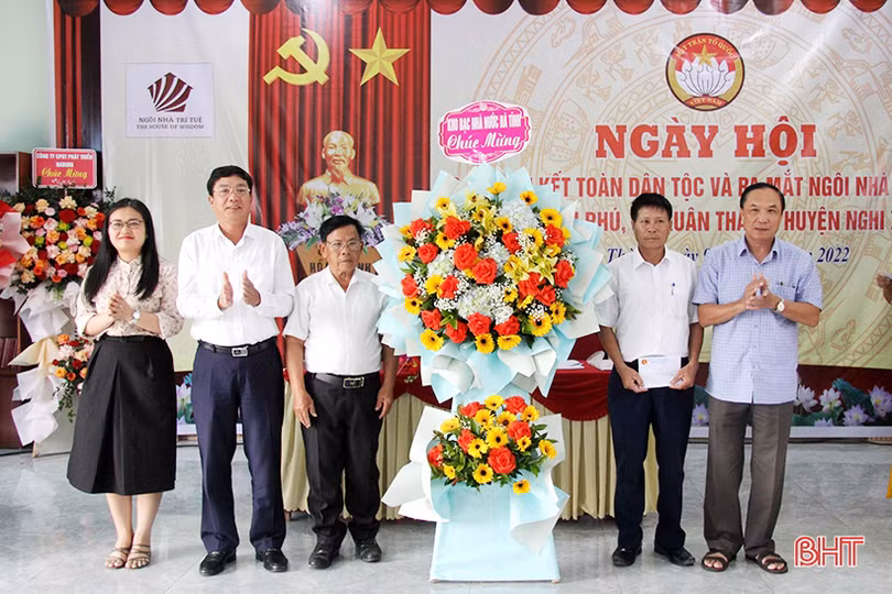 Trưởng ban Tổ chức Tỉnh ủy chung vui ngày hội đại đoàn kết ở Nghi Xuân
