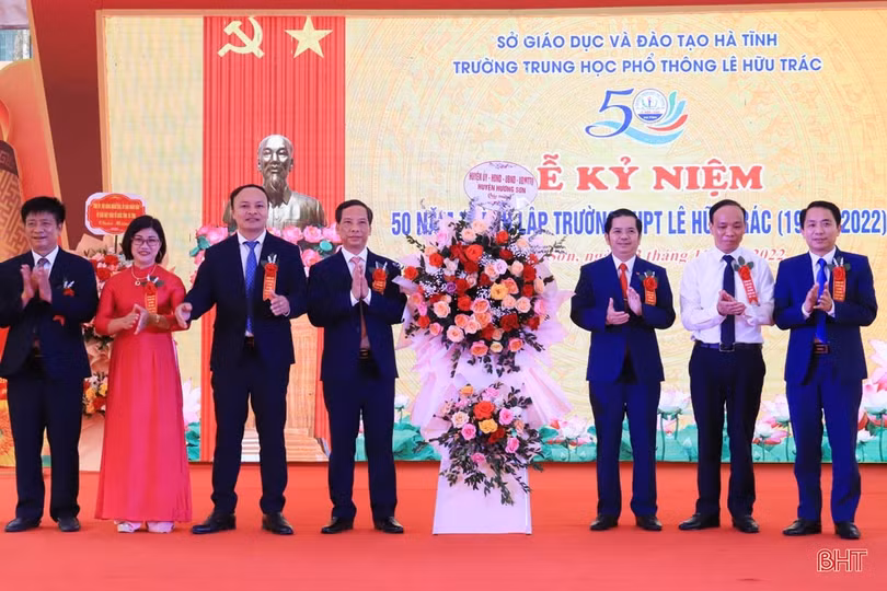 Lãnh đạo tỉnh Hà Tĩnh dự lễ kỷ niệm thành lập các trường THPT