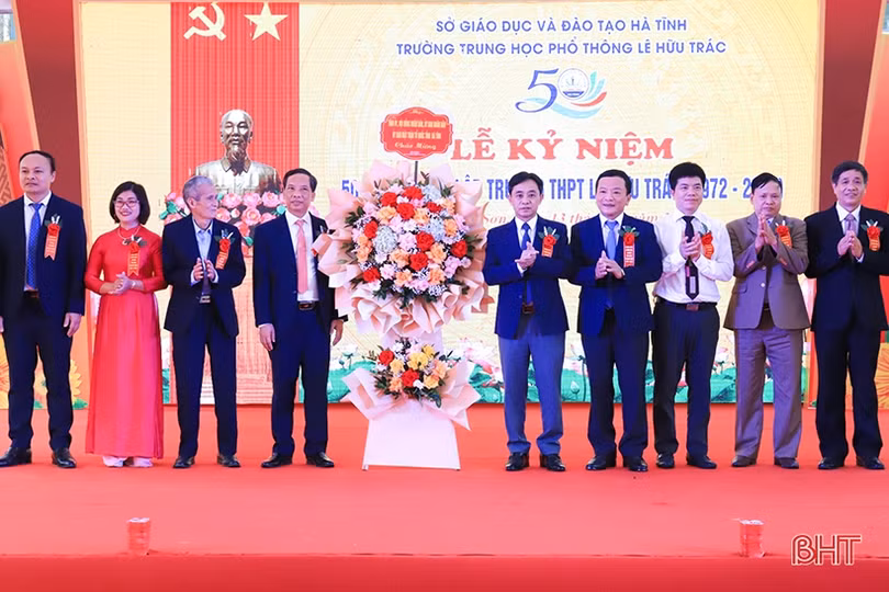 Lãnh đạo tỉnh Hà Tĩnh dự lễ kỷ niệm thành lập các trường THPT