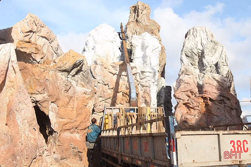 Xem những hang đá Bê-lem “khổng lồ” đang được xây dựng ở Hà Tĩnh