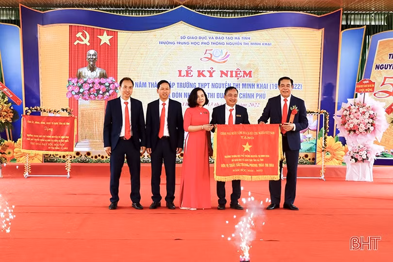 Lãnh đạo tỉnh Hà Tĩnh dự lễ kỷ niệm thành lập các trường THPT