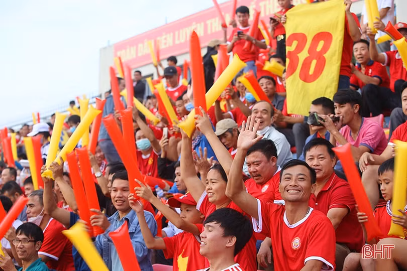 Hàng nghìn cổ động viên phủ đỏ sân Hà Tĩnh, tiếp lửa cho đội nhà