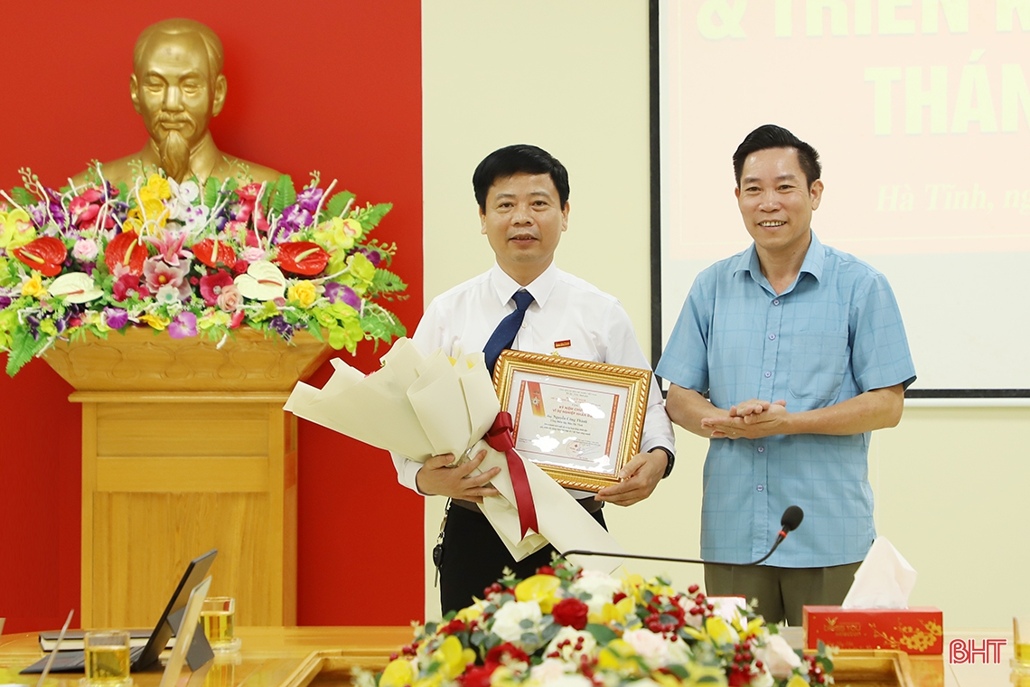 Đảng bộ Báo Hà Tĩnh tuyên dương 11 tập thể, cá nhân điển hình học tập và làm theo gương Bác
