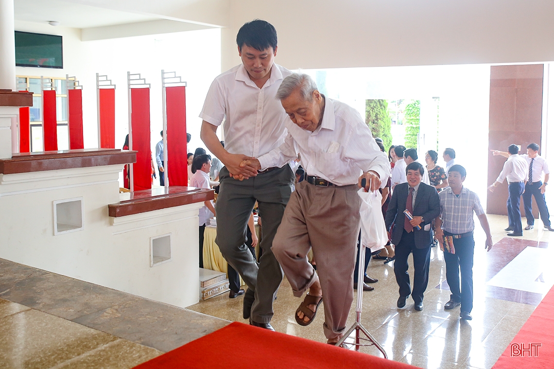 Nhân lên niềm tự hào, khát vọng cống hiến cho sự nghiệp trồng người trên vùng đất học Hà Tĩnh