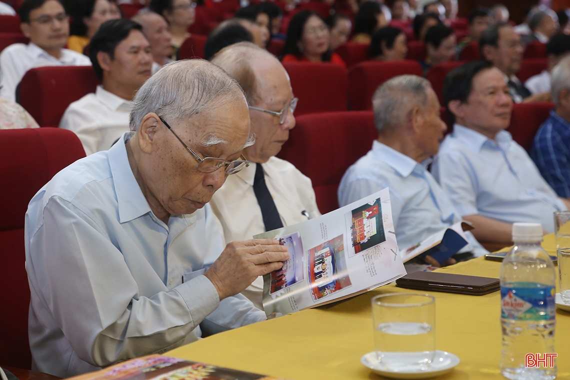 Nhân lên niềm tự hào, khát vọng cống hiến cho sự nghiệp trồng người trên vùng đất học Hà Tĩnh