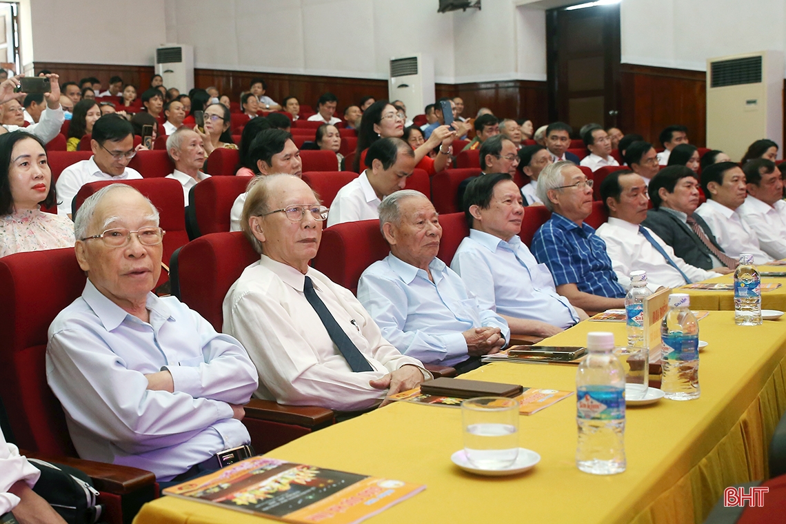 Nhân lên niềm tự hào, khát vọng cống hiến cho sự nghiệp trồng người trên vùng đất học Hà Tĩnh