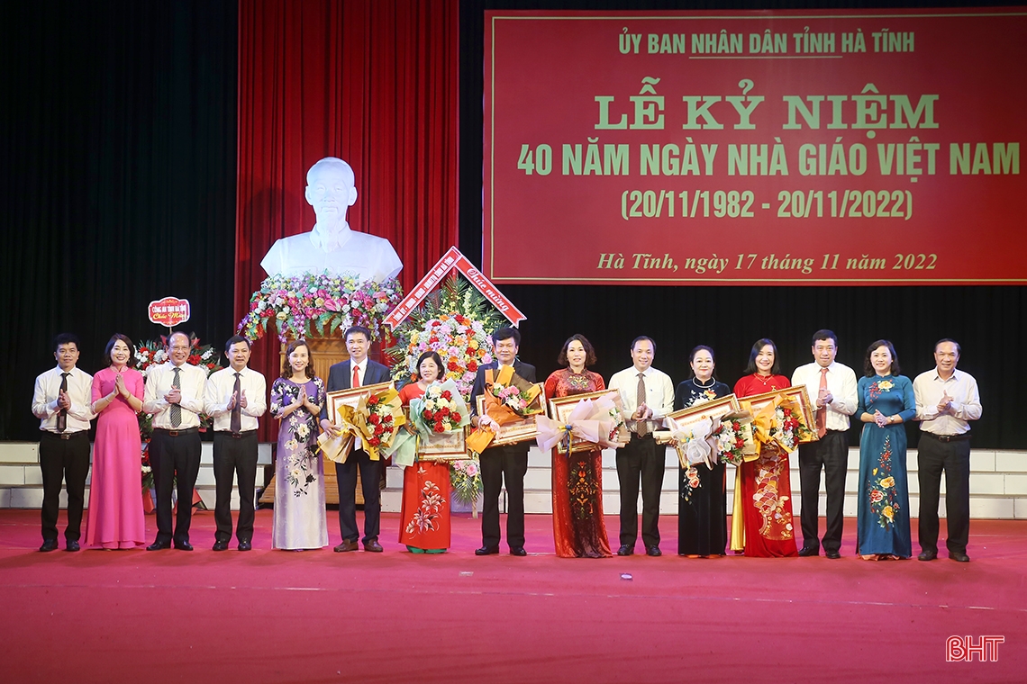 Tiếp tục xây dựng đội ngũ nhà giáo Hà Tĩnh tâm huyết, trách nhiệm, đạo đức trong sáng, chuyên môn, nghiệp vụ giỏi