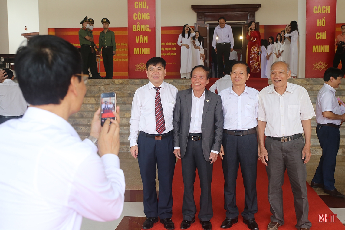 Nhân lên niềm tự hào, khát vọng cống hiến cho sự nghiệp trồng người trên vùng đất học Hà Tĩnh