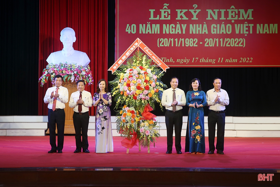 Tiếp tục xây dựng đội ngũ nhà giáo Hà Tĩnh tâm huyết, trách nhiệm, đạo đức trong sáng, chuyên môn, nghiệp vụ giỏi