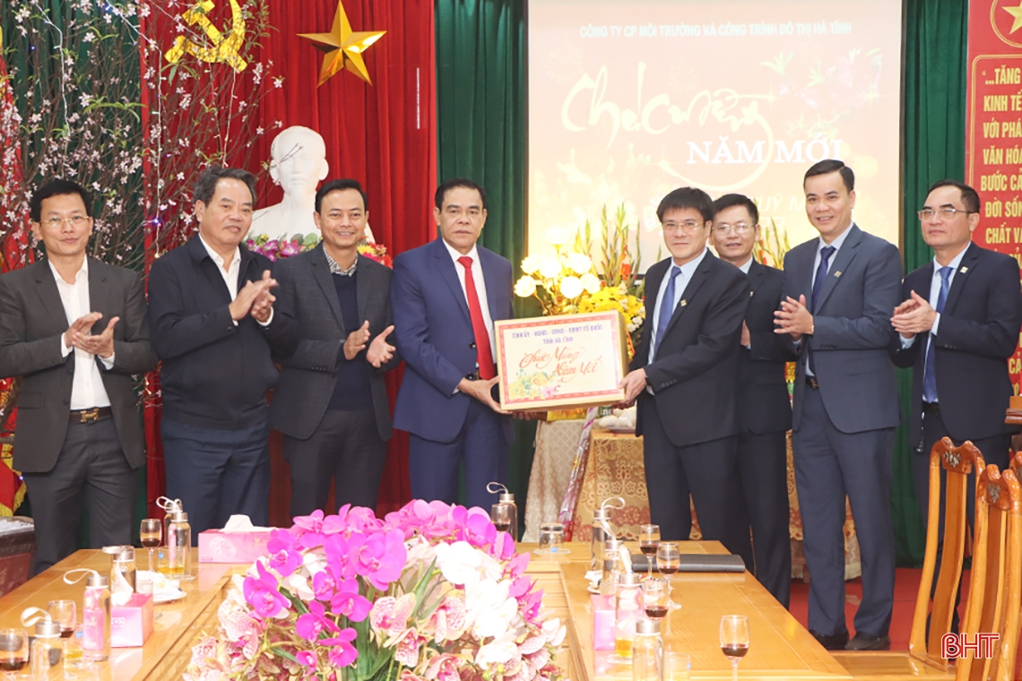 Lãnh đạo Hà Tĩnh tặng quà, động viên các đơn vị làm nhiệm vụ xuyên tết