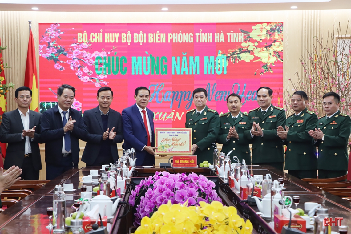 Lãnh đạo Hà Tĩnh tặng quà, động viên các đơn vị làm nhiệm vụ xuyên tết