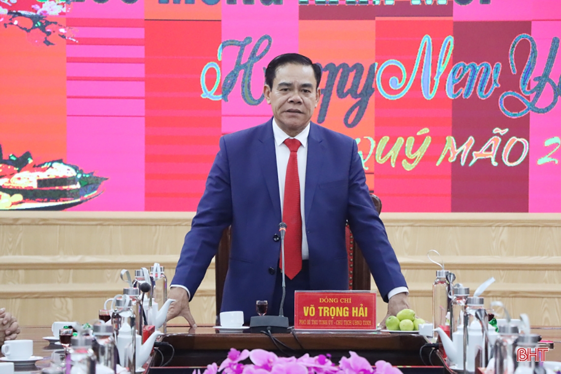 Lãnh đạo Hà Tĩnh tặng quà, động viên các đơn vị làm nhiệm vụ xuyên tết