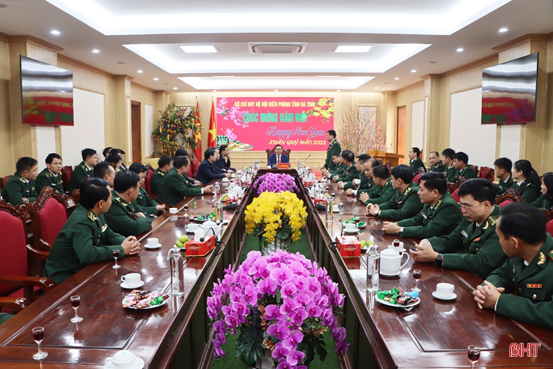 Lãnh đạo Hà Tĩnh tặng quà, động viên các đơn vị làm nhiệm vụ xuyên tết