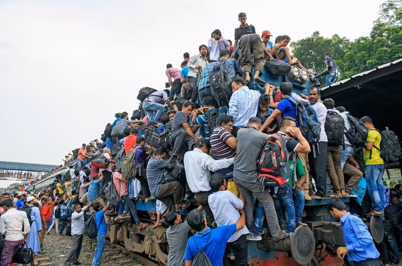 bien nguoi chen chuc len tau hoa di lam moi sang o bangladesh