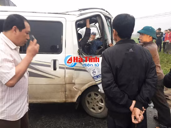 video can canh cuu tai xe va phu xe ra khoi cabin bep dum sau tai nan