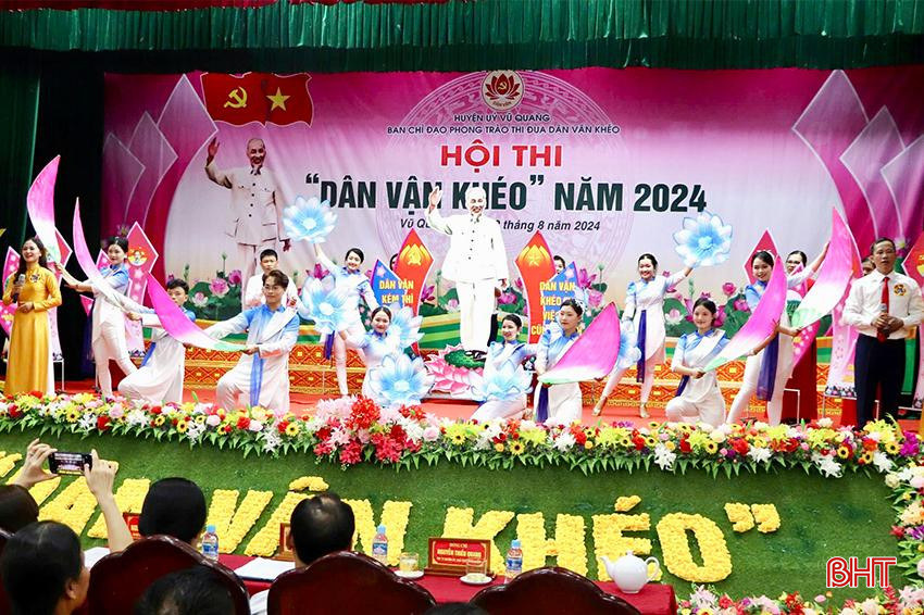 Tham dự chung kết hội thi có 10 đội thi đến từ các xã, thị trấn trên địa bàn. Các đội tranh tài ở 3 phần thi: chào hỏi, kiến thức và tiểu phẩm. Trong ảnh: phần thi chào hỏi của đội thi xã Thọ Điền.