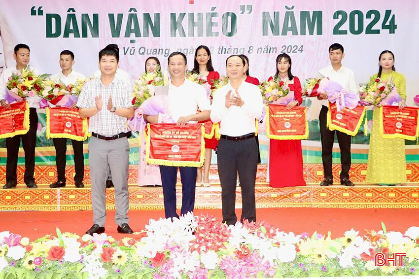 Kết thúc hội thi, BTC đã trao giải nhất cho đội xã Thọ Điền; giải nhì cho đội thi xã Hương Minh và Đức Giang; giải ba cho đội thi xã Đức Lĩnh, Đức Hương và thị trấn Vũ Quang. Trong ảnh: Ban Tổ chức trao giải nhất cho đội xã Thọ Điền.