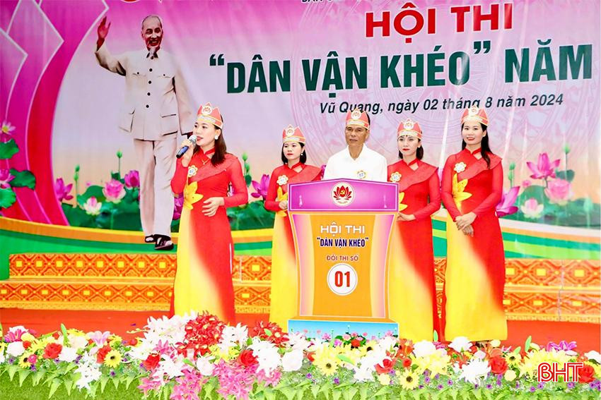 Trong phần xử lý tình huống, các đội thi hội ý và cử thành viên trả lời các câu hỏi liên quan đến công tác dân vận. Trong ảnh: phần xử lý tình huống của đội thi xã Đức Hương.