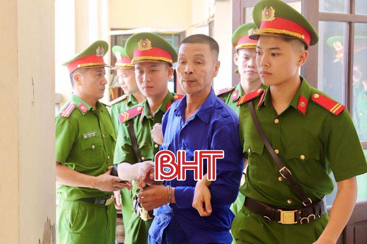 Áp giải Phan Đình Sang về nơi giam giữ.