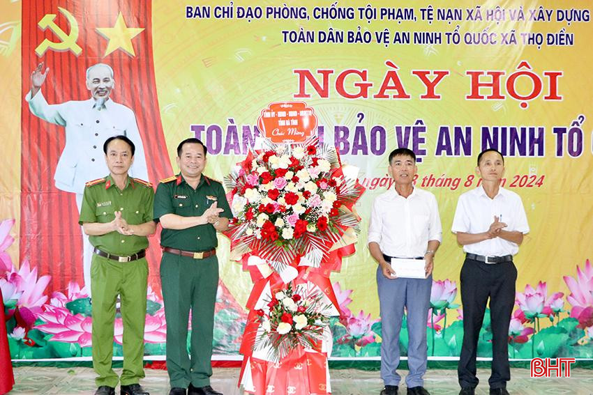 Tại ngày hội, Đại tá Nguyễn Xuân Thắng - Chỉ huy trưởng Bộ CHQS tỉnh và đại diện Công an tỉnh tặng hoa chúc mừng cán bộ, đảng viên và Nhân dân thôn 5.