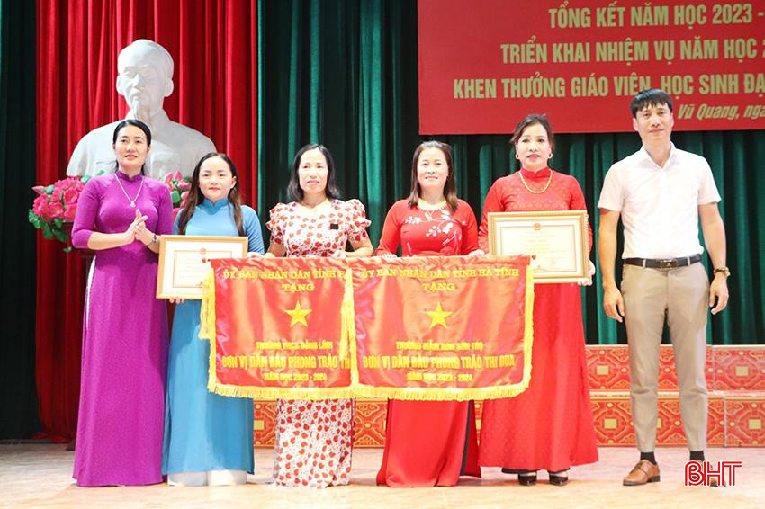 Lãnh đạo huyện Vũ Quang đã trao cờ thi đua của UBND tỉnh cho tập thể Trường Mầm non Sơn Thọ và Trường THCS Bồng Lĩnh...