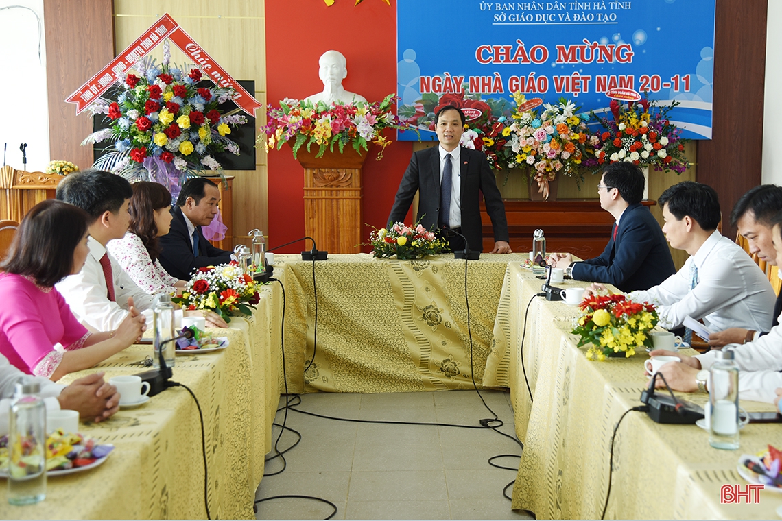 Bí thư Tỉnh ủy chúc mừng ngành GD&ĐT Hà Tĩnh, Trường Đại học Vinh và các Nhà giáo Nhân dân
