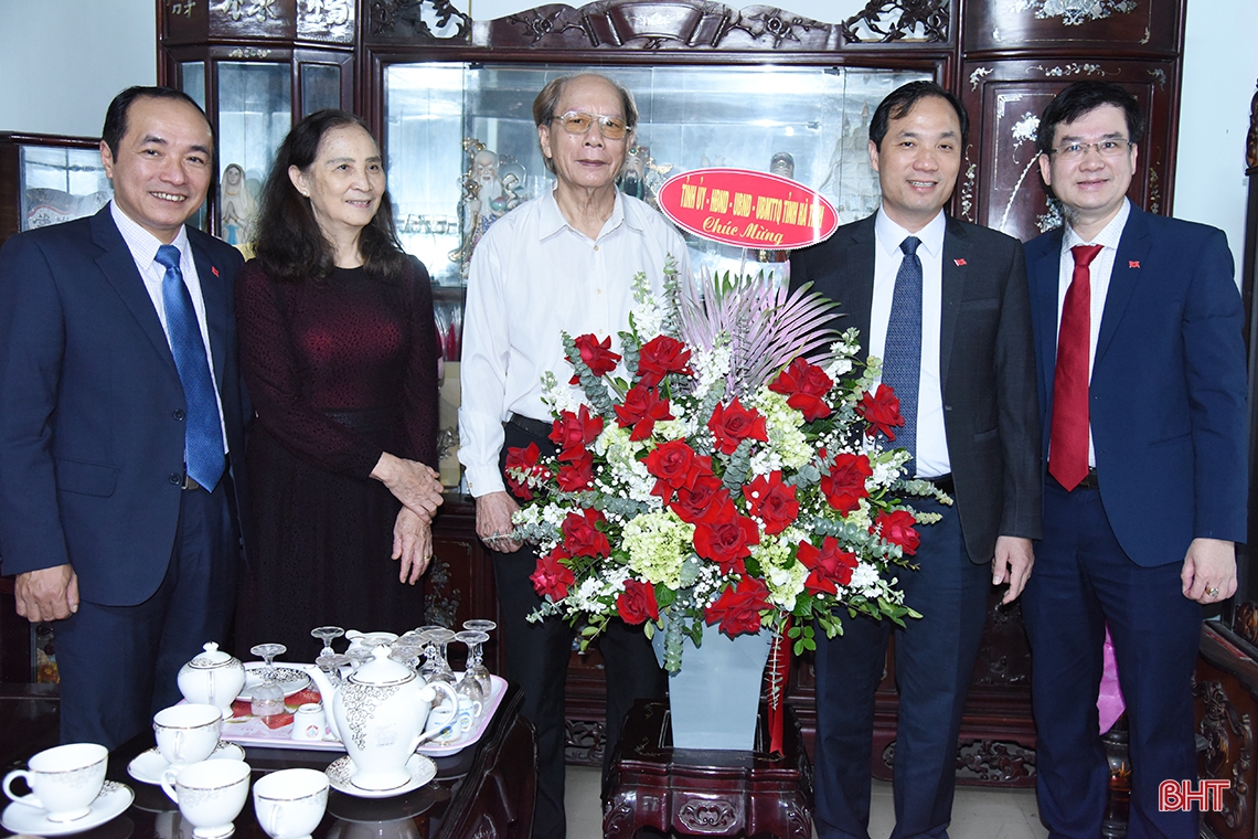 Bí thư Tỉnh ủy chúc mừng ngành GD&ĐT Hà Tĩnh, Trường Đại học Vinh và các Nhà giáo Nhân dân