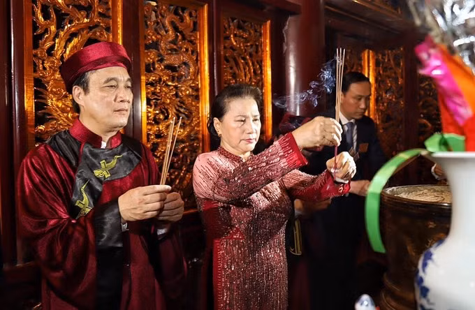 Đông đảo người dân hành hương về Phú Thọ, dâng hương tưởng nhớ Vua Hùng
