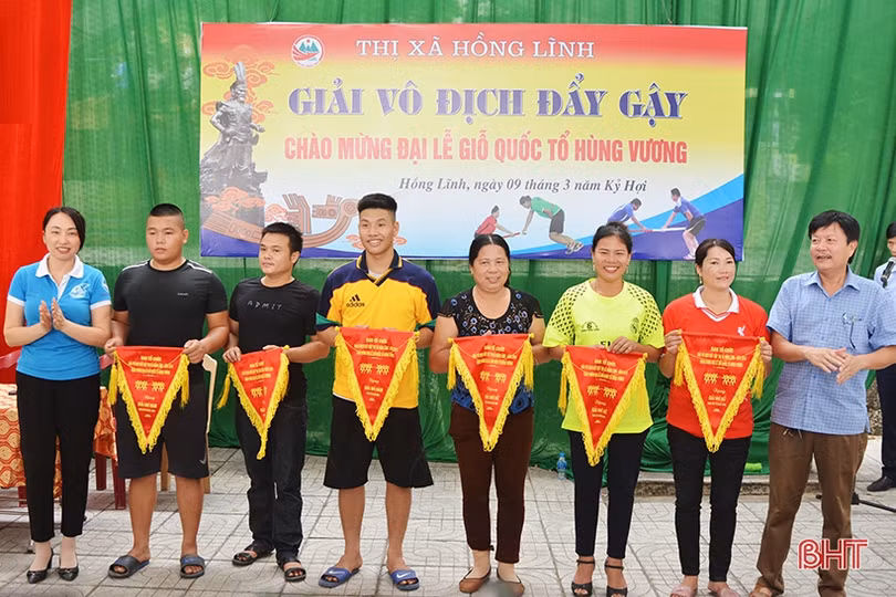 Tranh tài đẩy gậy mừng lễ Giỗ Tổ Hùng Vương ở Hà Tĩnh