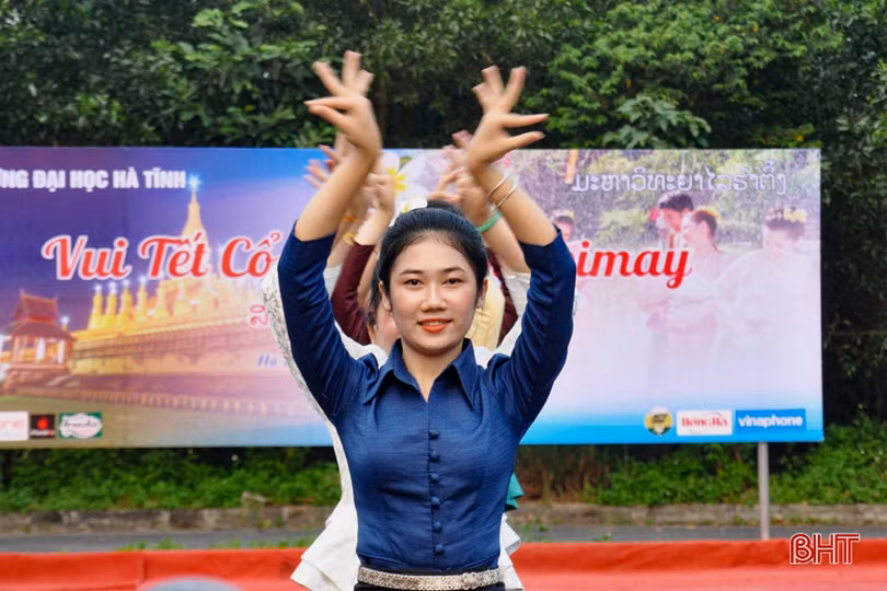 Vui tết Bunpimay cùng sinh viên Lào tại Hà Tĩnh